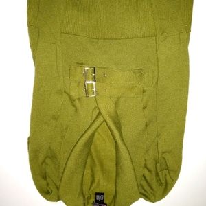 Questlans Size medium green long-sleeve shirt